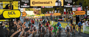 Arrivée d'étape du Tour de France sur les Champs Élysée, sous l'arche Continental